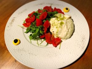 Burrata D.O.P. Plugia con tomatitos y rúcula